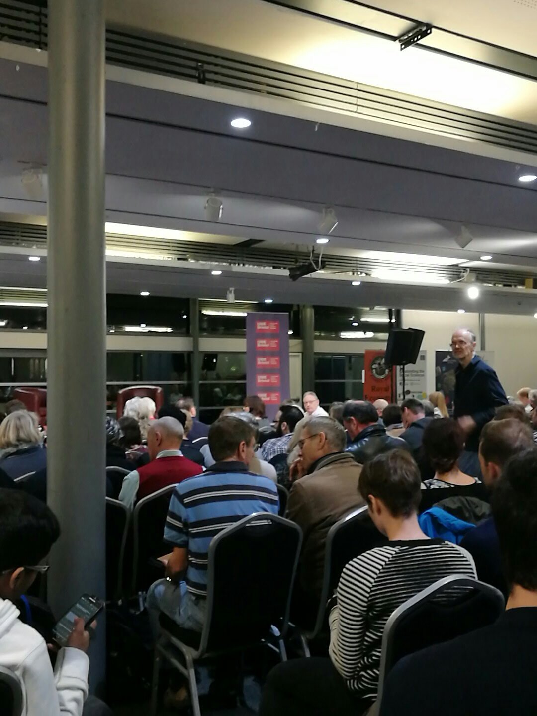 Busy @AtBristol this evening discussing the economics of messiness with @TimHarford #economicsfest #shouldwebemorelikedenmark #trumpjokes https://t.co/9gOamTFjI5